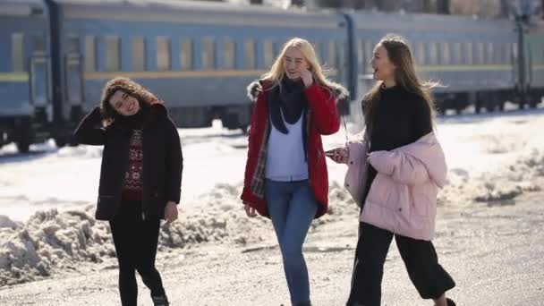 Mujeres felices amigas caminando en el camino de la ciudad en cámara lenta, montañas en el fondo — Vídeo de stock