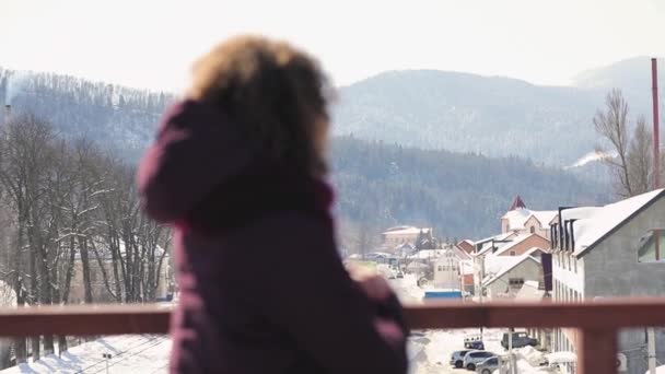 Cabello rizado mujer linda mirando a la montaña de invierno, gire la cara y sonrisa — Vídeos de Stock