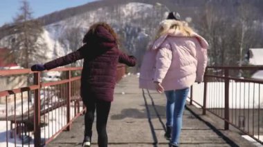 Özgürlük, köprü üstünde koşma mutlu kadın arkadaşlar, erken Bahar güneşli gün