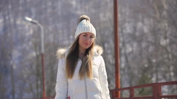 Frau mit weißem Hut geht auf Brücke, Luftkuss — Stockvideo