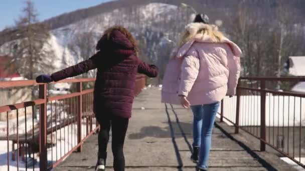 Ελευθερία, ευτυχισμένος γυναίκες φίλους λειτουργεί με γέφυρα στο νωρίς την ηλιόλουστη ημέρα άνοιξη — Αρχείο Βίντεο