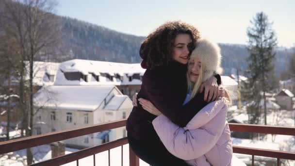 Gelukkig vrouwen plezier op brug, meisje dragen haar vriend — Stockvideo