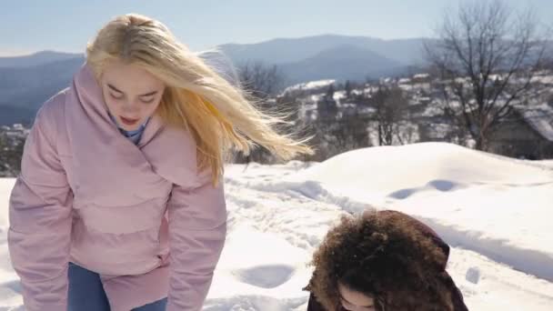 Jovens amigas felizes jogam neve no inverno paisagem de montanha nevada — Vídeo de Stock