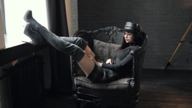 Sandalyenin üstünde poz kepi seksi şehvetli kadın