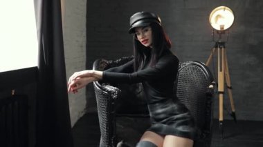 Sandalyenin üstünde poz kepi seksi şehvetli kadın