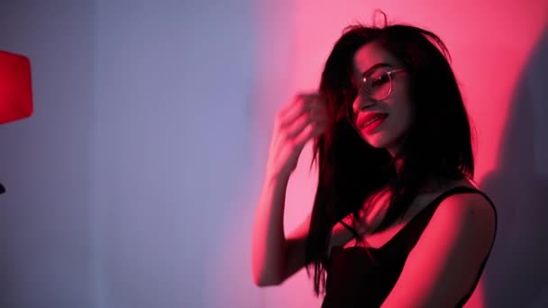 セクシーな官能的な女性が赤い光でポーズ — ストック動画