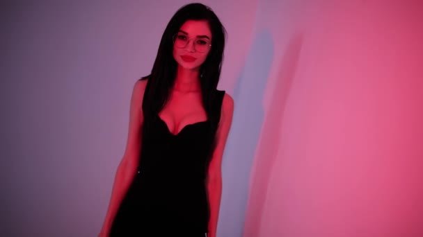 Sexy sinnliche Frau posiert im Rotlicht — Stockvideo