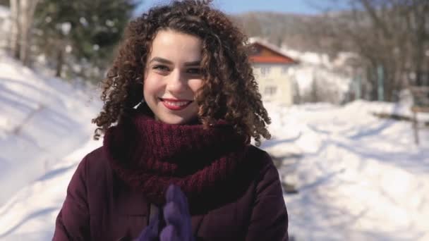 Schattig krullend haar vrouw die lacht buiten op besneeuwde dag — Stockvideo