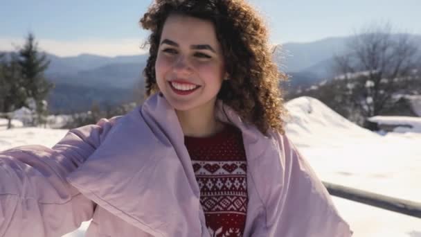 幸せな女は雪に覆われた山の風景をビデオ モバイルの selfie を作る — ストック動画