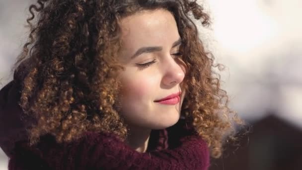 Frau mit lockigem Haar genießt frische kalte Luft — Stockvideo
