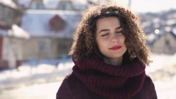 Boldog mosolygó göndör haj nő közel álló havas napon, slowmotion — Stock videók