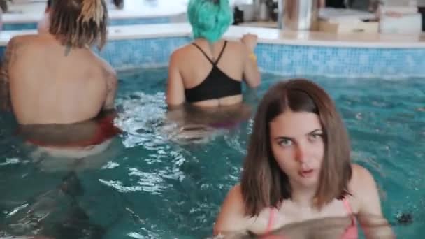 Sexy holka v bazénu — Stock video