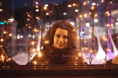 Noel ışıkları kadında