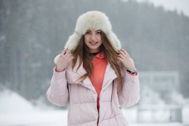 Kış, Şapkalı kadın