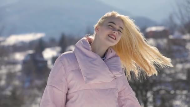 快乐的微笑的女孩折腾在雪山景观的头发。关闭肖像. — 图库视频影像