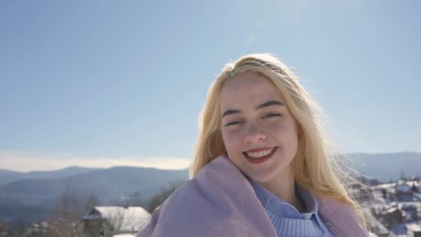 Mutlu sarışın kız yapmak mobil selfie video karlı dağ manzarası — Stok video