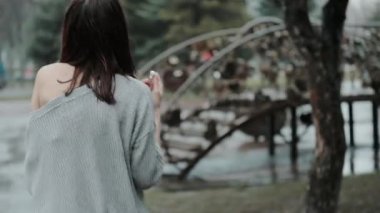 Genç kadın zevk yağmur