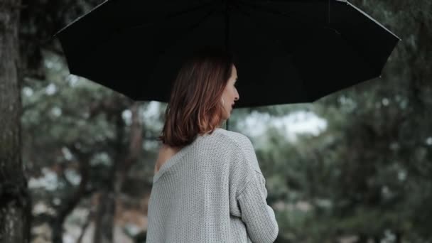 Frau unter Regenschirm trinkt Kaffee — Stockvideo