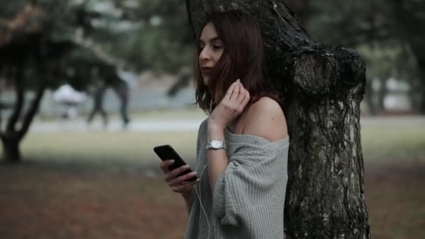 Mujer escuchando música — Vídeos de Stock