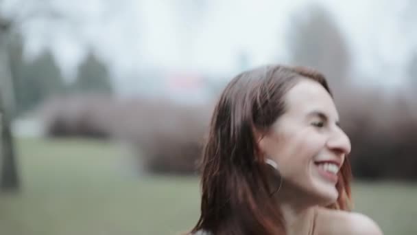 Unga kvinnan skrattar utomhus — Stockvideo