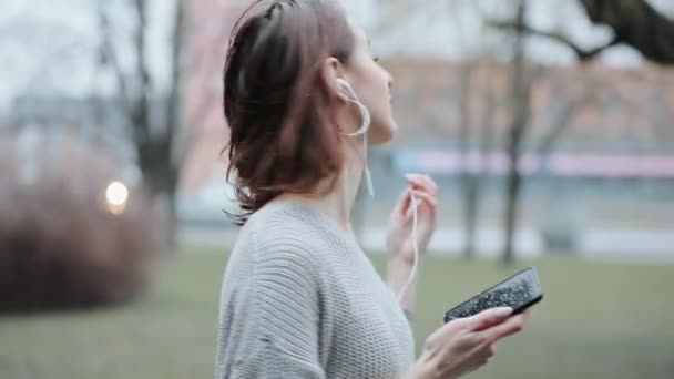 Mujer escuchando música — Vídeos de Stock