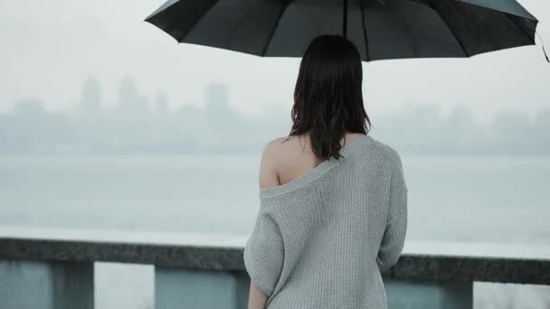 Женщина, стоящая под зонтом — стоковое видео