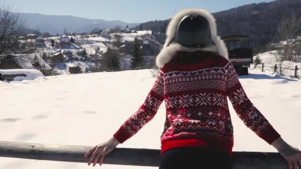 Jovem mulher alegre em suéter escandinavo gosta de paisagem de montanha nevada — Vídeo de Stock