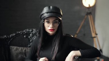 Sandalyenin üstünde poz kepi seksi şehvetli kadın