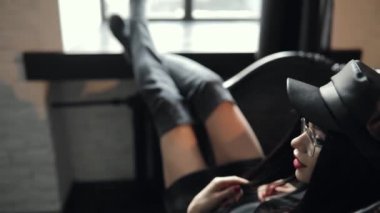 Şehvetli kadın sandalyede yalan etek