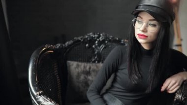 Sandalye üzerinde ilgi çekici kadın