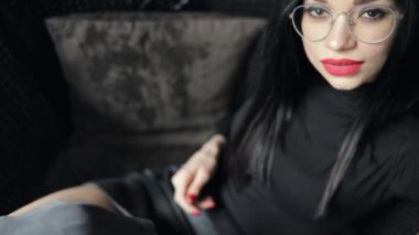 Sandalyenin üstünde poz kepi seksi şehvetli kadın