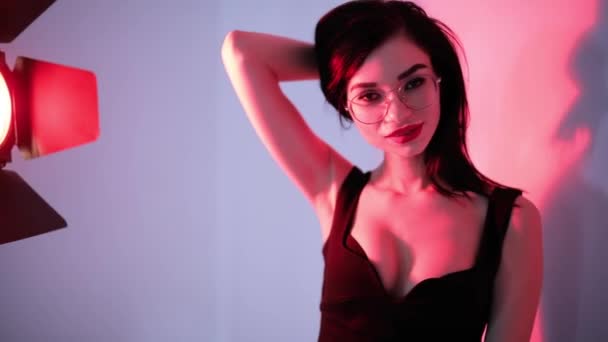 Сексуальна чуттєва жінка позує в червоному світлі — стокове відео