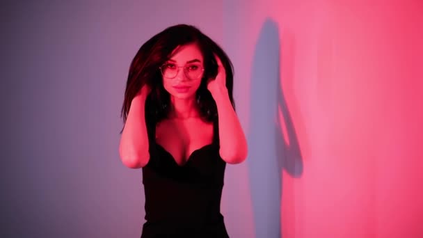 Sexig sensuell kvinna poserar i rött ljus — Stockvideo