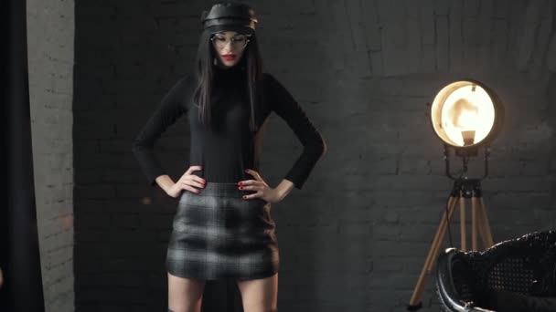 Сексуальная чувственная женщина в кепи позирует в студии — стоковое видео