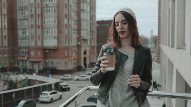 Gatan stil, kvinna dricka kaffe i city — Stockvideo