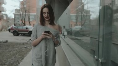 Müzik Smartphone-e doğru seyir şehirde kadın