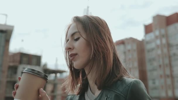 Αστικό στυλ, γυναίκα πίνει καφέ στην πόλη — Αρχείο Βίντεο