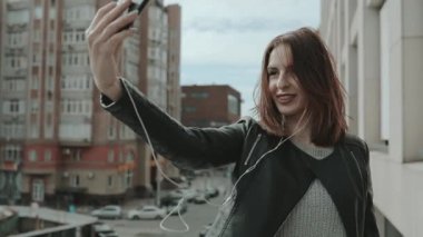 Rock tarzı kadın olun selfie şehirde