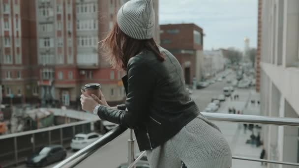 Стиль вулиці, жінка п'є каву в місті — стокове відео