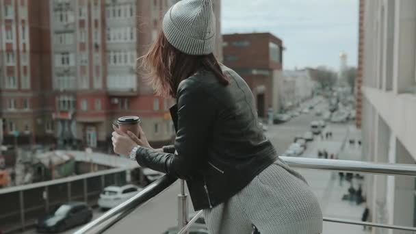 Street style, femme boire du café en ville — Video