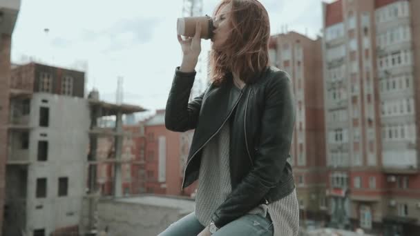 Gatan stil, kvinna dricka kaffe i city — Stockvideo