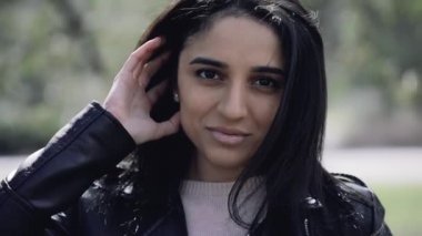 Güzel kadın saç açık, portre kadar yakın temas