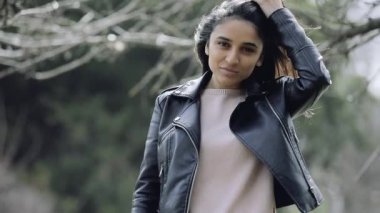 Park ağaç altında yürüyen güzel kadın