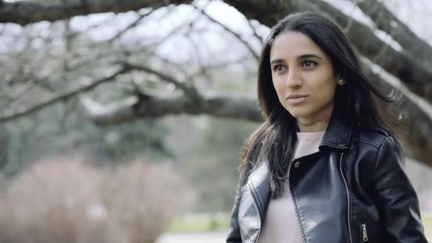 Stylish woman in leather jacket turn face — Stock Video