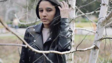 Güzel kadın portre ağaç dalları arasında