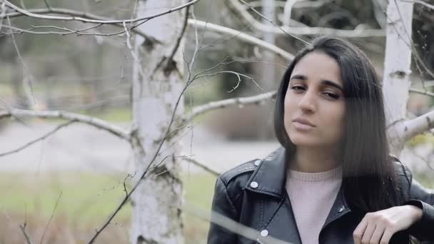 Retrato de mulher bonita entre ramos de árvore — Vídeo de Stock