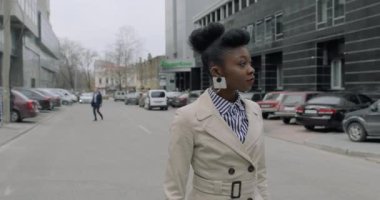Şehir sokak yürüyen moda kadın
