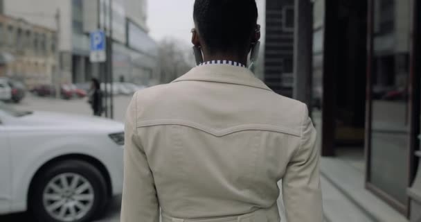 Femme à la mode marchant dans la rue de la ville, vue arrière — Video