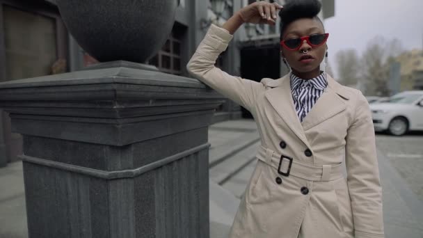 Eleganta fashionabla kvinna blogger stående i urbana staden — Stockvideo