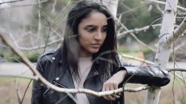 Güzel kadın portre ağaç dalları arasında